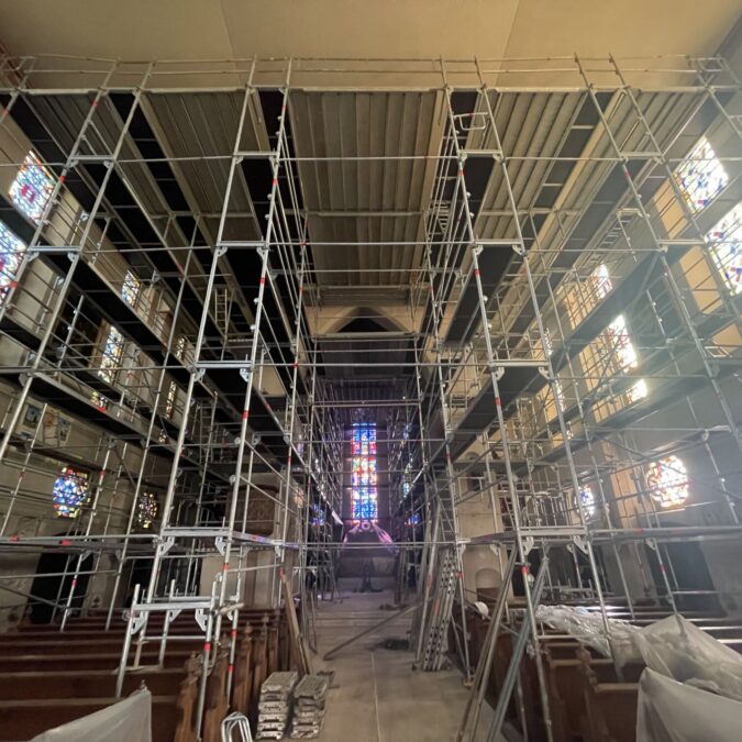 Montage d’un &eacute;chafaudage au sein de l’&Eacute;glise catholique de la Trinit&eacute; &agrave; Lauterbourg, pr&egrave;s de Bischwiller Obernai